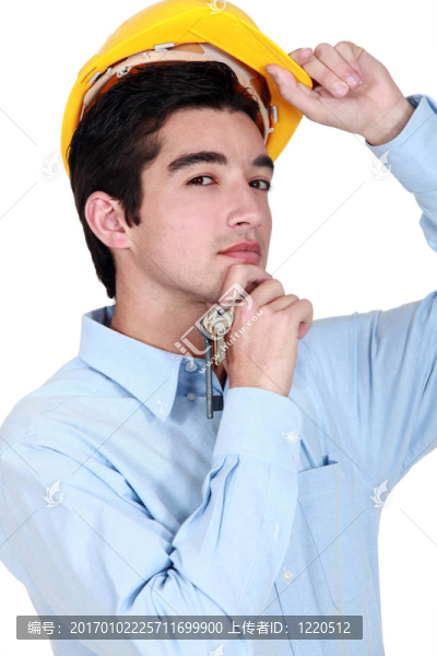 持有一組鑰匙的建筑工人。