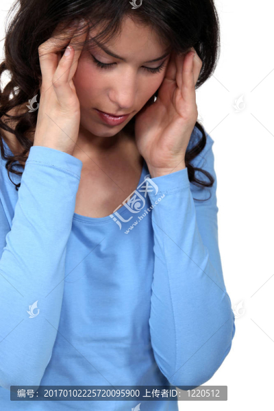 患頭痛的婦女