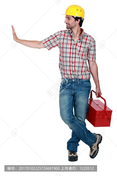 工匠拿著工具箱摸東西
