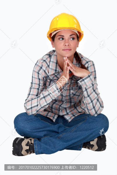沉思的女建筑師盤腿坐