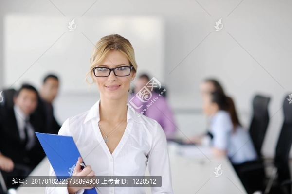商界婦女與她的工作人員在后臺(tái)