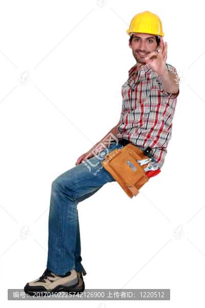 一個(gè)男性建筑工人做一個(gè)確定的標(biāo)志。