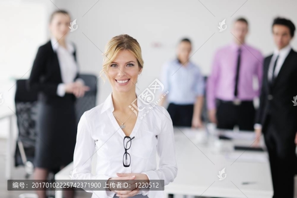 商界婦女與她的工作人員在后臺