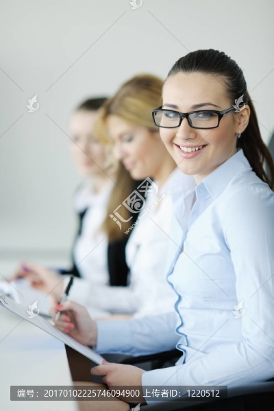 商界婦女與她的工作人員在后臺(tái)