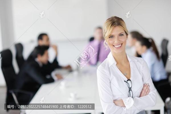 商界婦女與她的工作人員在后臺(tái)
