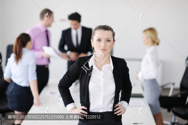 商界婦女與她的工作人員在后臺