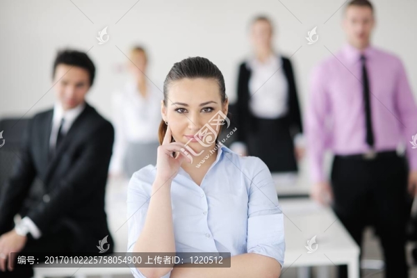 商界婦女與她的工作人員在后臺(tái)
