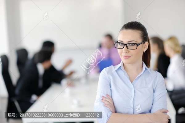 商界婦女與她的工作人員在后臺(tái)-匯圖網(wǎng) www.fosd68.com 商界婦女與她的工作人員在后臺(tái)