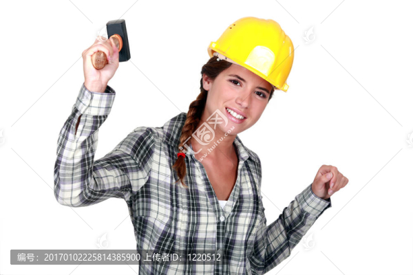 快樂女工人拿錘子