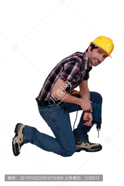 男子跪著鉆