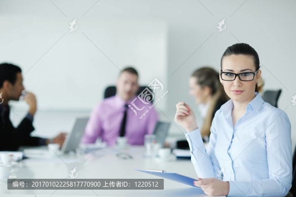 商界婦女與她的工作人員在后臺