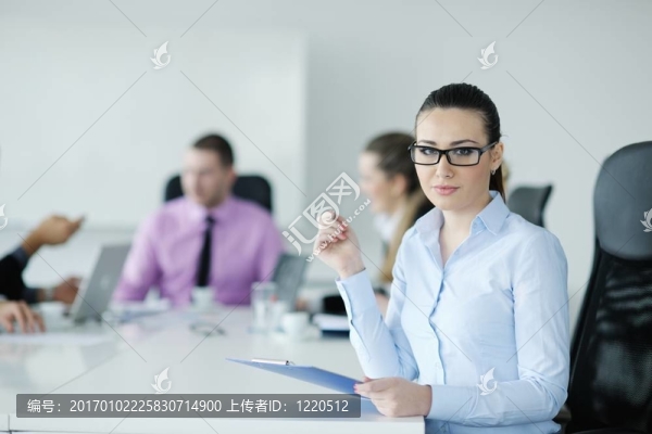 商界婦女與她的工作人員在后臺(tái)