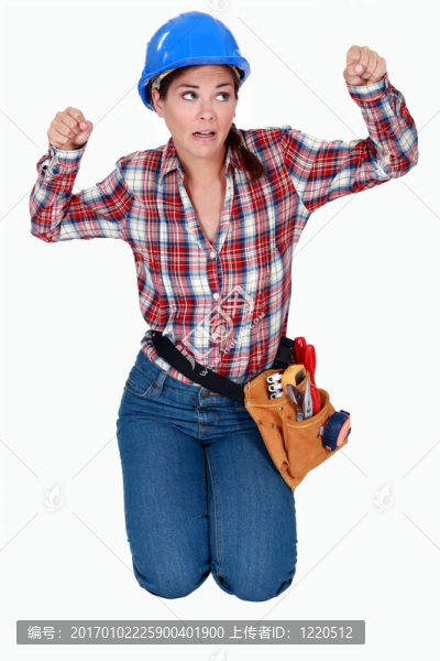 女跪在地上，握緊拳頭