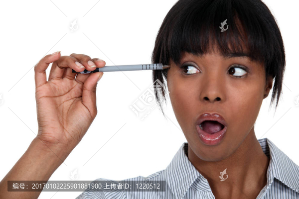 上班族拿著筆到她廟里