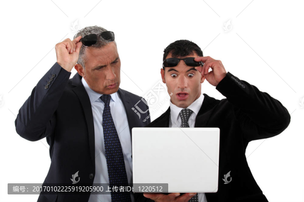 兩個(gè)商人臉上帶著震驚的表情