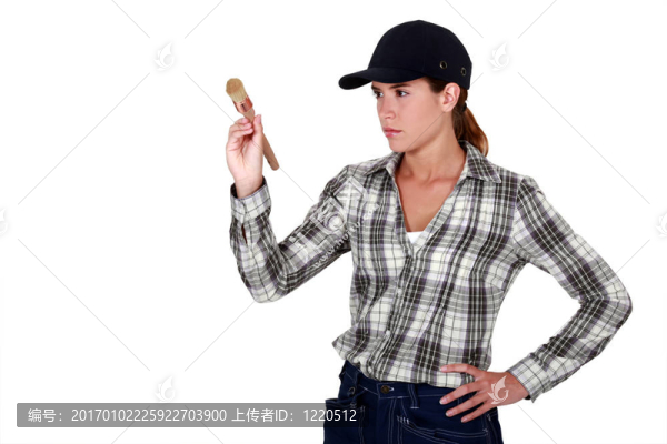 堅定的女人舉著一支畫筆