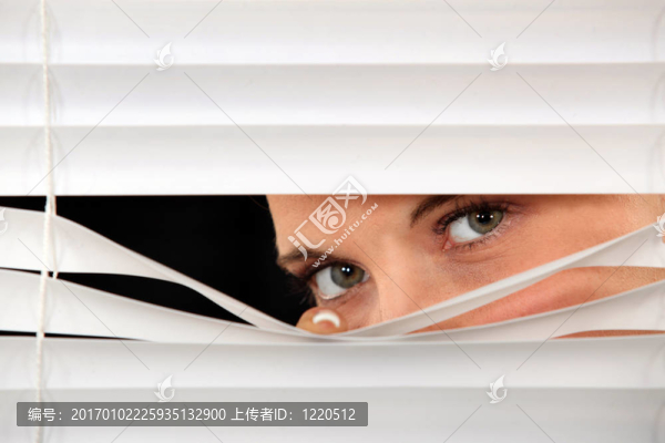 女人通過百葉窗偷看