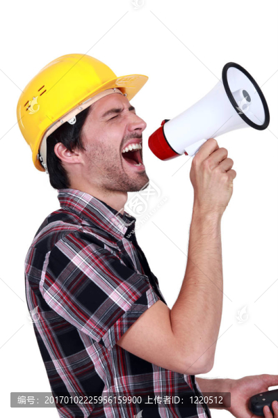 男性建筑工人對著擴音器