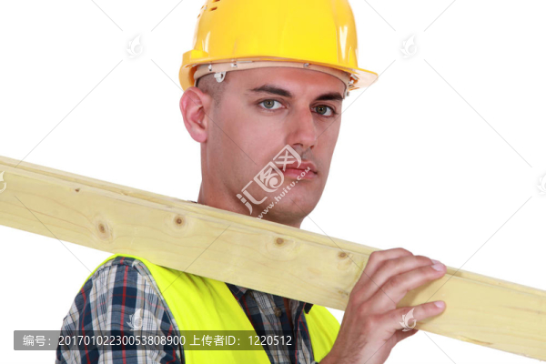 工人攜帶一塊木板
