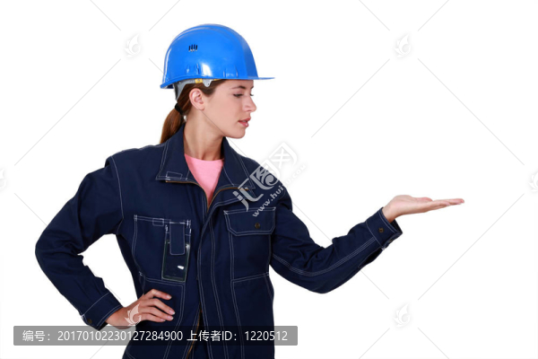 頭盔的手勢(shì)在白色背景的女人