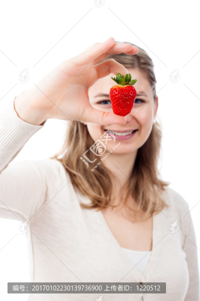 快樂的女人與多汁新鮮草莓
