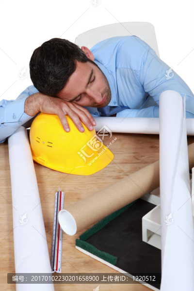 建筑師在工作上睡覺