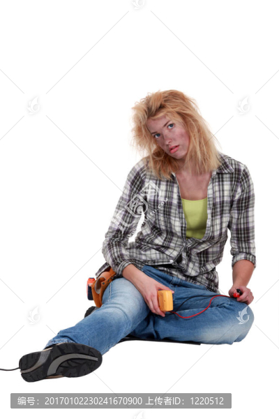 笨拙的女電工