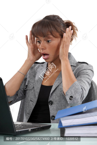 心疼的女人用筆記本電腦