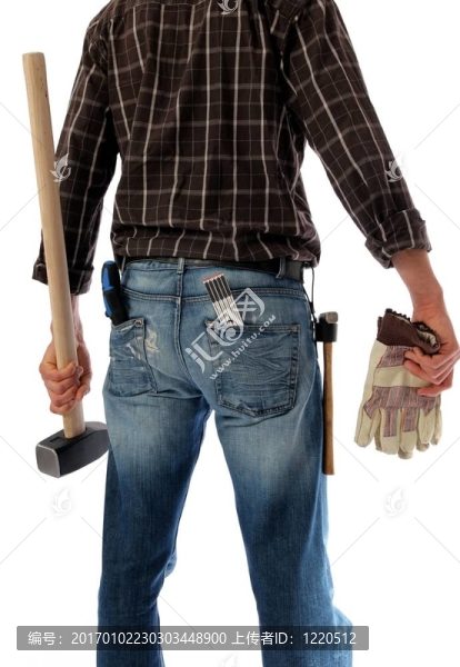 建筑工人用大錘從后面