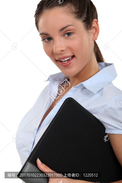 女人拿著文件夾