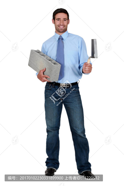男子拿著煤渣塊和鏟子