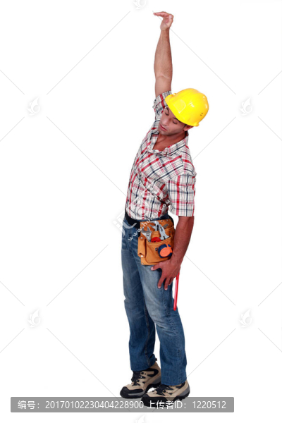 建筑工人掛在空蕩蕩的空間