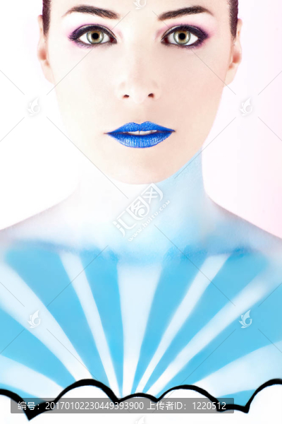 女人用身體畫得像天空