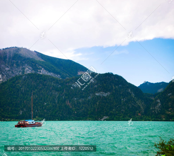藍色高山湖上的游艇。