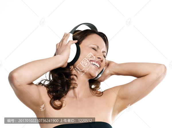美女欣賞音樂的肖像