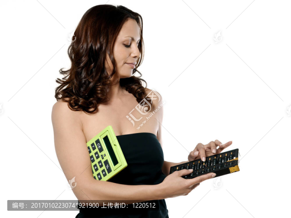 美麗的女人用算盤(pán)和計(jì)算器的畫(huà)像拿