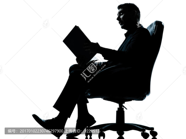 一個(gè)白人商人坐在扶手椅上，在白色背景下孤立地閱讀古書的剪影