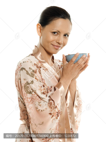 美麗的亞洲婦女喝茶肖像