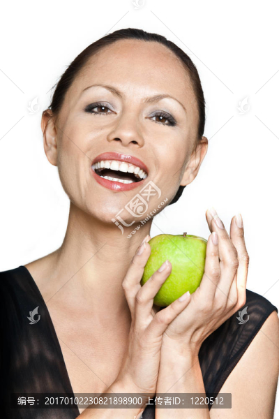 快樂美女抱著綠色蘋果的肖像