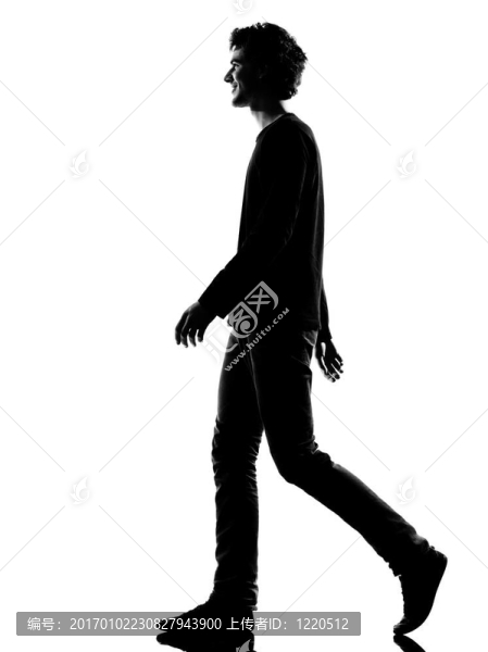 微笑行走的年輕男子剪影