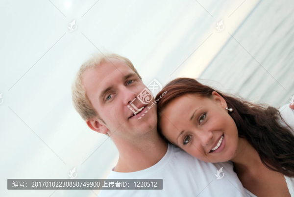 海灘上的年輕情侶玩得開心