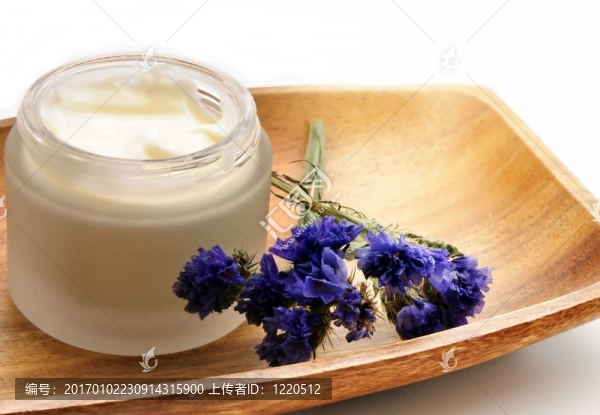 木板上的奶油鍋