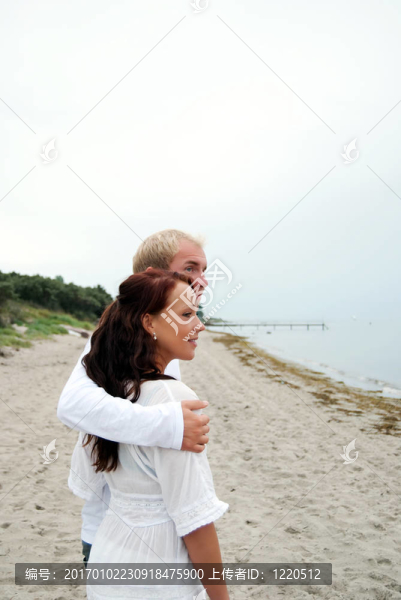 海灘上的年輕夫婦