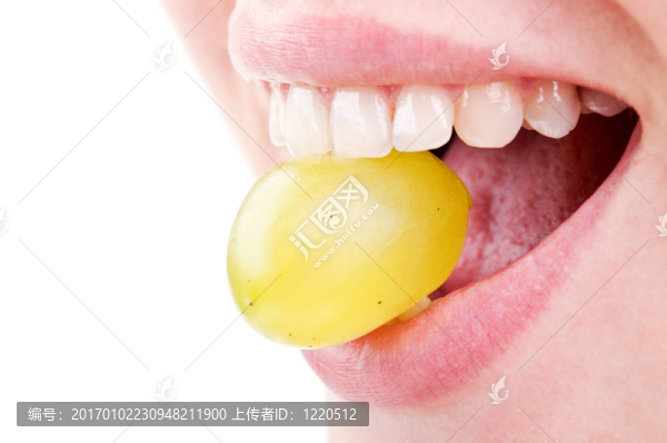 女人吃葡萄