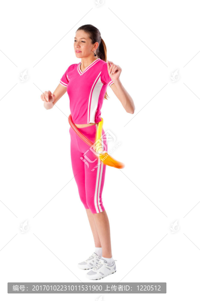 年輕漂亮的女人抱著呼啦圈