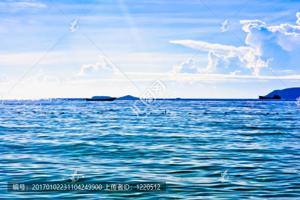 船在海上航行