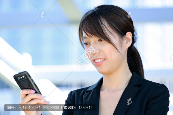 手機(jī)上的商務(wù)女性短信