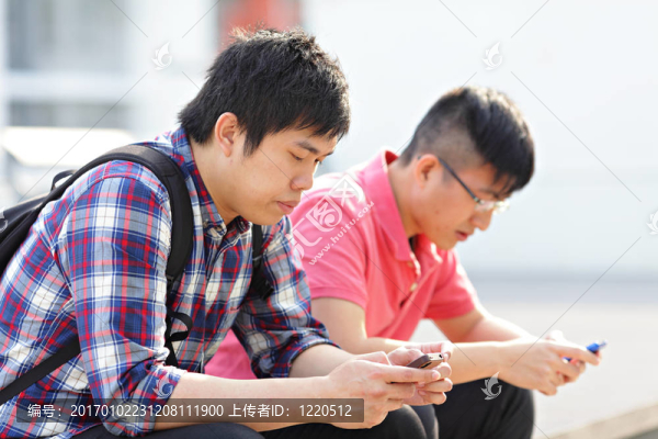 年輕人在看手機