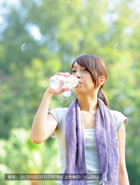 女子運(yùn)動后喝水