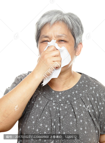 打噴嚏的成熟女人